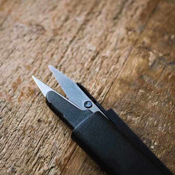 PRYM černé cvakačky v pouzdru - detail na otevřené nože.