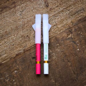 PRYM malé křídové tužky s kartáčkem, bílá a růžová barva - pohled na tužky s nasazenými kartáčky zepředu.